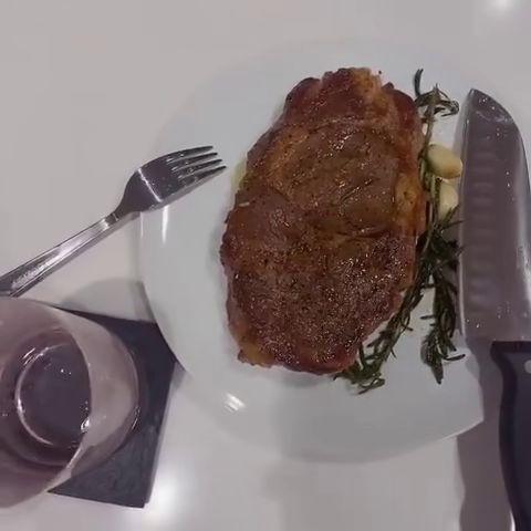 煎牛排视频,跟随视频教程轻松学会煎牛排技巧