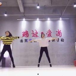 小幸运舞蹈视频,青春活力，舞动心弦